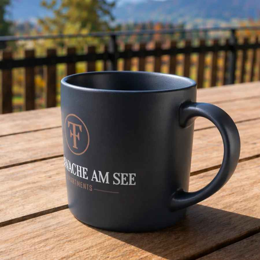 Tasse mit dem Logo der Feuerwache am See auf einer Terrasse