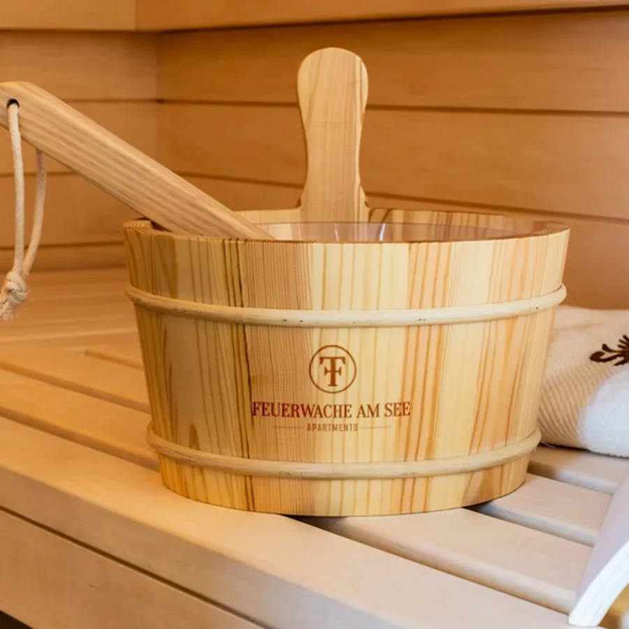Sauna-Kübel mit eingebranntem Logo der Feuerwache am See