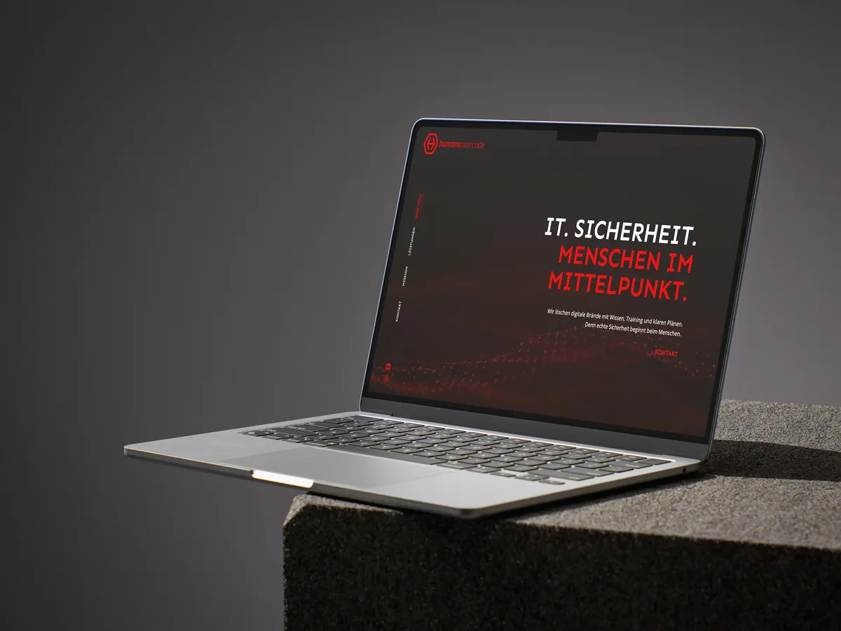 Mockup der humansovercode-Website auf einem Laptop
